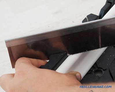 Ako lepiť stropný sokel - lepíme filety + foto
