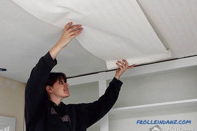 Ako nalepiť tapetu na strop
