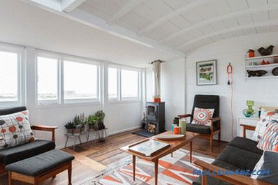 Interiér škandinávskeho štýlu obývacej izby