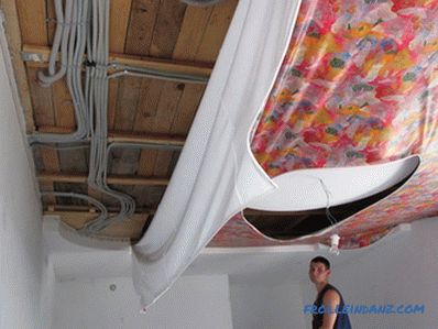 Stretch stropy klady a zápory rôznych typov a vzorov