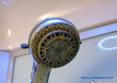 Ako umyť sprchu z mydlových škvŕn a vápna doma