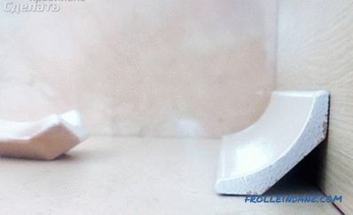 Ako nalepiť keramický obrubník na kúpeľ