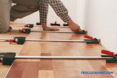 Spôsoby položenia podlahovej dosky na základňu a na polená (foto a video)