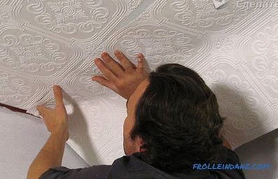 Ako nalepiť vinylovú tapetu na steny a strop (+ fotografie)