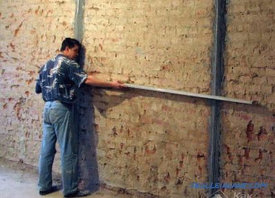 Ako nainštalovať majáky na stenu