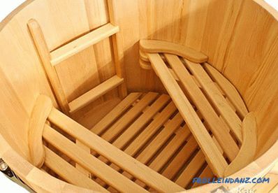 Nábytok do kúpeľa s rukami dreva + fotenie